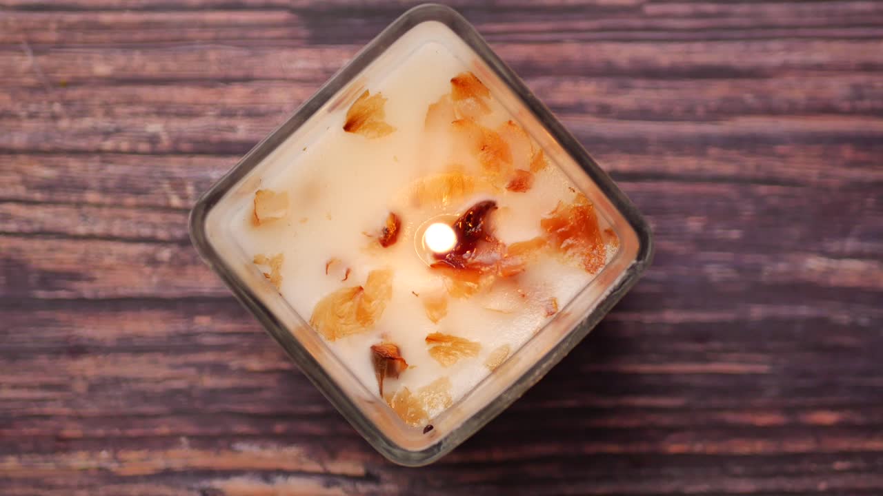 las velas se queman lentamente en la oscuridad