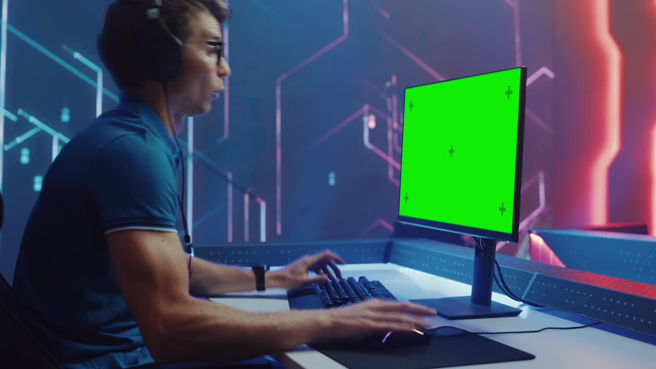 en el campeonato de videojuegos, el jugador de esports profesional juega en la pantalla de tecla de croma verde de la computadora personal. transmisión en vivo en línea del torneo de ciberjuegos elegante sala de neón retro