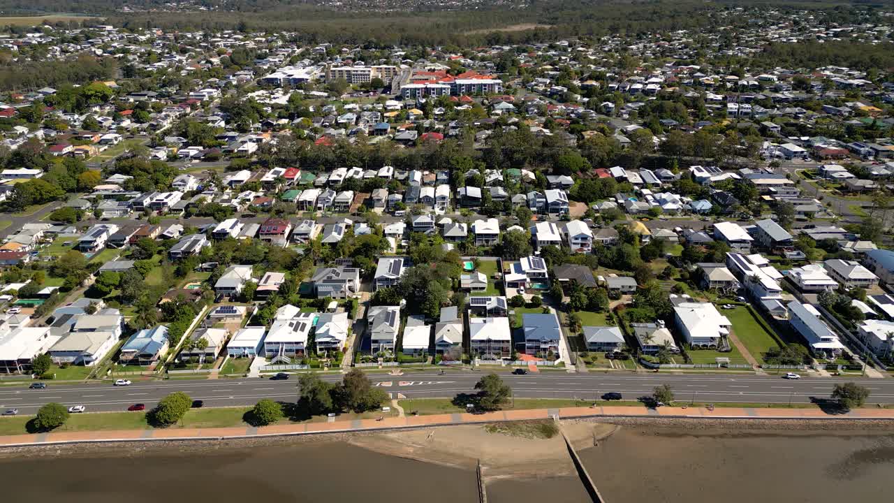 vista aérea moviéndose de izquierda a derecha de sandgate y brighton en un día soleado, brisbane, queensland, australia