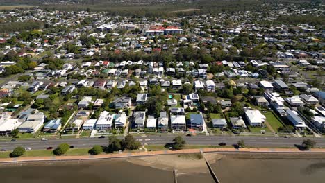 Vista-Aérea-Moviéndose-De-Izquierda-A-Derecha-De-Sandgate-Y-Brighton-Waterfront-En-Un-Día-Soleado,-Brisbane,-Queensland,-Australia