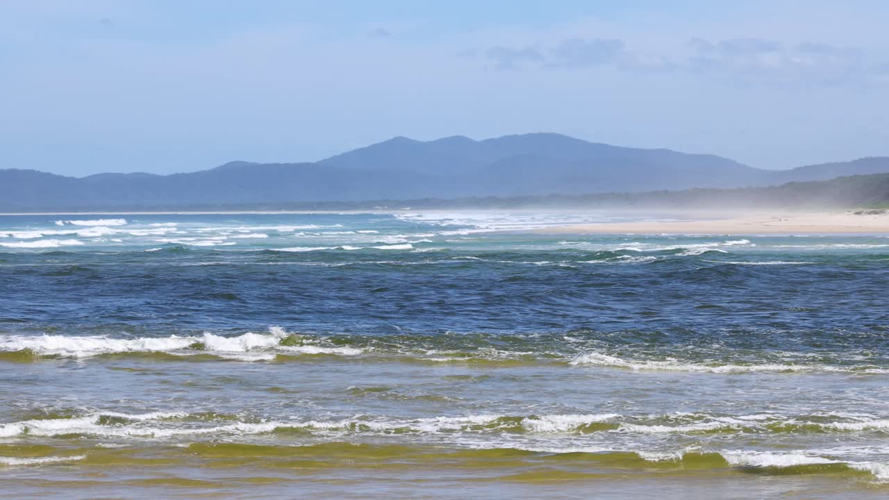 조용한 해변에 부드럽게 부히는 파도