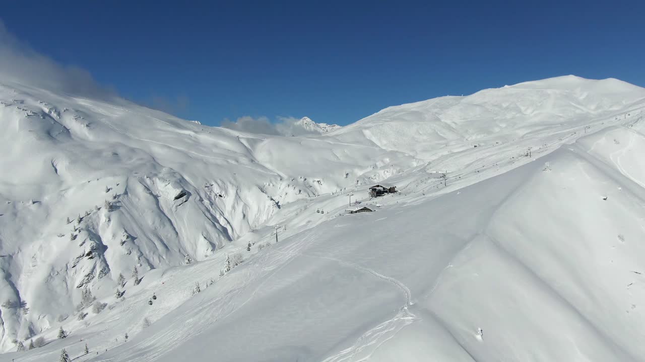 은 날씨에 광활한 산악 풍경 속에서 레트와 의자 엘리베이터의 광범위한 드론