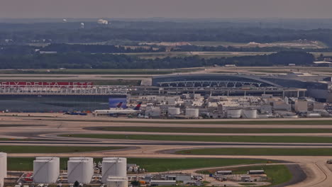 atlanta georgia aerial v949 zoom tracking shot en el aeropuerto internacional de hartsfield jackson capturando actividades de pista, terminales y torre de control aéreo de la faa - filmado con mavic 3 pro cine - mayo 2023