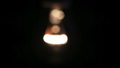 hacer zoom en la bombilla encendida