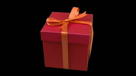 rote geschenkkiste mit gelbem goldband bogen drehen auf durchsichtigem hintergrund. alpha-kanal chromakey durchsichtiger hintergrund. haben leeren raum für text.