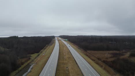 Overtake-Shot-Of-Motorway-Middle-Of-Green-Nature-In-Warren,-Ohio,-USA