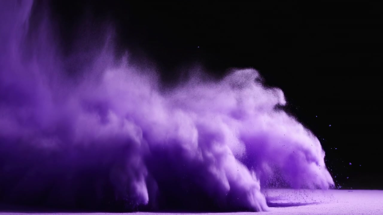 Nuvola di polvere viola che si espande sul nero, primo piano cinematografico di esplosione di pigmento con particelle dense che si disperdono