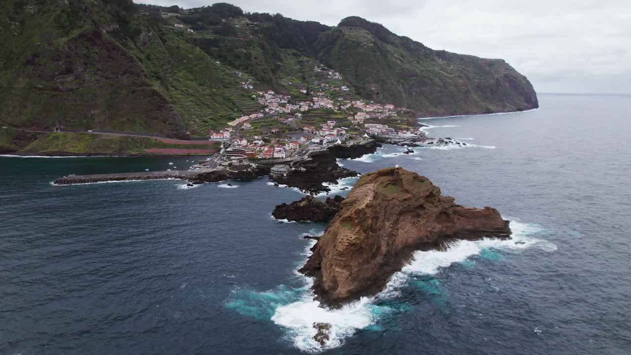 Vista drone: piccola città costiera a Madeira, tempo nuvoloso, Portogallo.