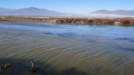 La-Imagen-Muestra-Las-Aguas-De-Un-Humedal-En-El-Norte-De-Chile