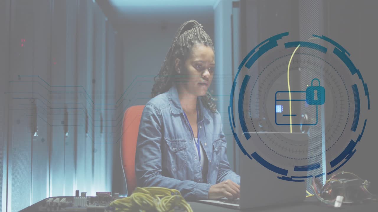 animación de una tarjeta, un candado en círculo, una ingeniera afroamericana usando una computadora portátil en un centro de datos