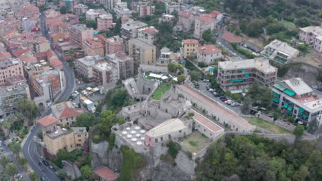 Evento-De-Boda-En-Ciudad-Italiana-Con-Mesas-Y-Miradores-Con-Vista-A-La-Ciudad