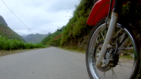 vista en primera persona de un camino estrecho y sinuoso que atraviesa las montañas y los valles del norte de vietnam