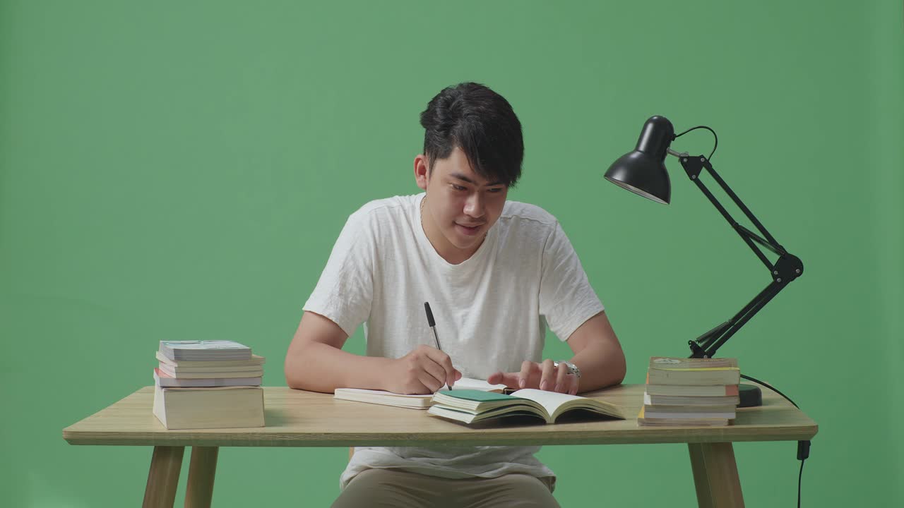 책상 에서 공부 하는 젊은 남자