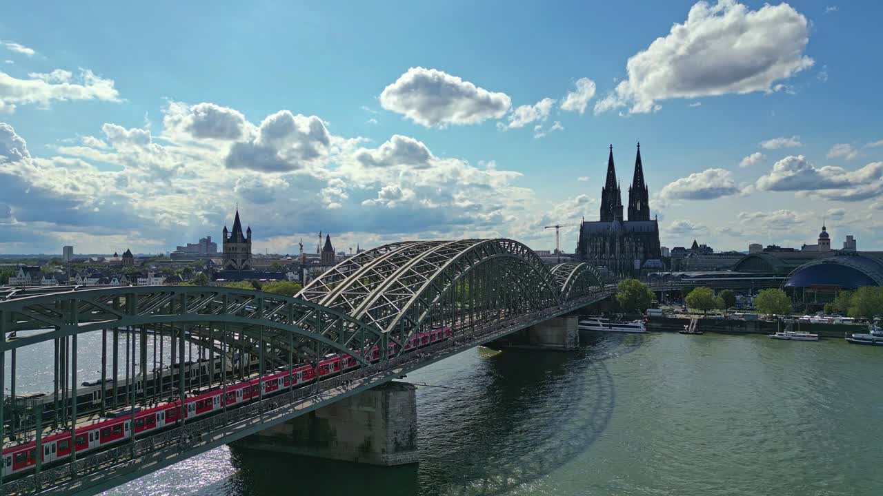 호헨졸렌 다리와 인접한 호헨솔렌 다리 (hohenzollern bridge)