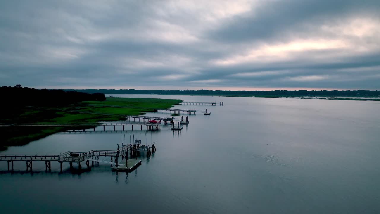 beaufort sc에서 해가 뜨는 도크의 공중 비행