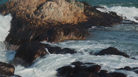 orilla rocosa en una isla