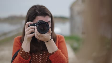 mujer tomando fotos al aire libre