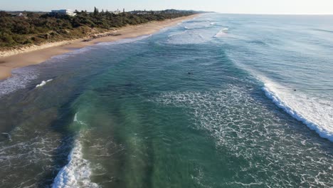 Surfistas-Y-Olas-En-La-Superficie-Del-Mar-En-Coolum-Beach-En-Verano