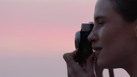 mujer de cerca tomando una foto usando una cámara fotografiando el hermoso océano al atardecer disfrutando del estilo de vida de viaje haciendo turismo en vacaciones