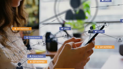 Animación-De-Notificaciones-De-Redes-Sociales-Sobre-Una-Persona-Que-Usa-Un-Teléfono-Inteligente-En-La-Oficina