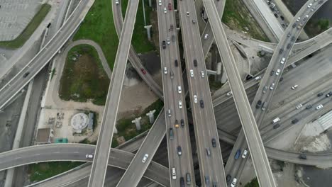 Dieses-Video-Handelt-Von-Der-Vogelperspektive-Des-Berufsverkehrs-Auf-Der-Hauptautobahn-In-Houston