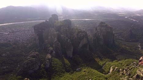 Hermosa-Antena-Sobre-Las-Formaciones-Rocosas-Y-Los-Monasterios-De-Meteora,-Grecia-12