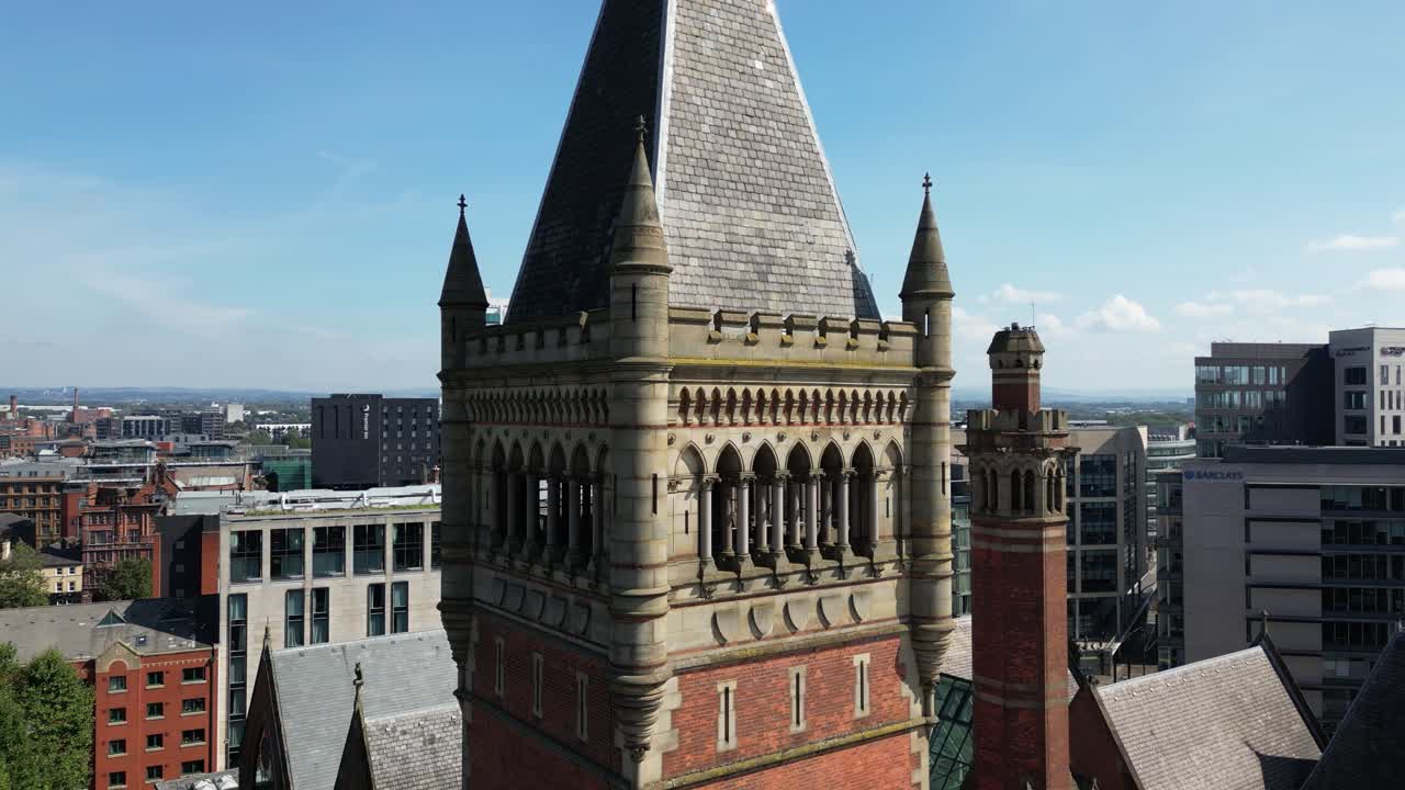 맨체스터 크라운 코트의 시계 타워를 천천히 돌고 있는 공중 드론 비행