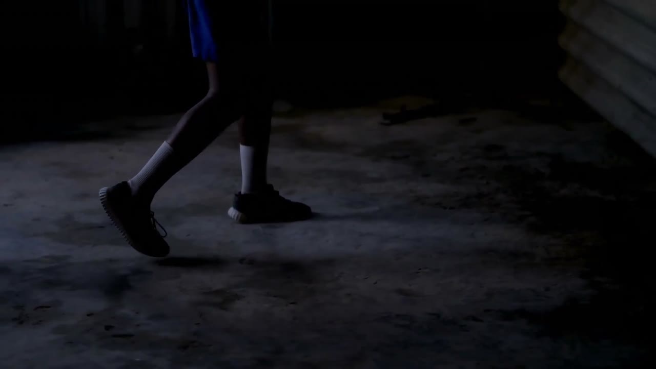 남자 권투 선수 가 피트니스 스튜디오 4k 에서 권투 를 연습 하고 있다