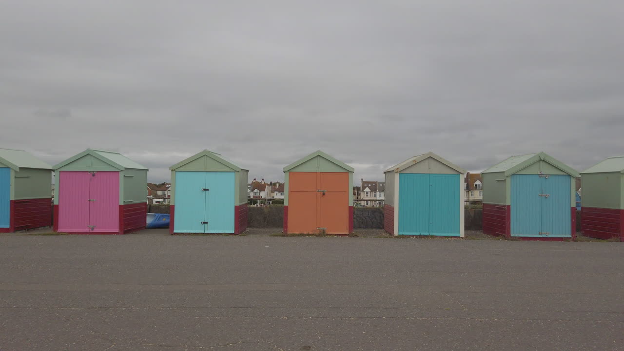 영국 브라이튼에 있는 다채로운 해변 오두막의 와이드 샷