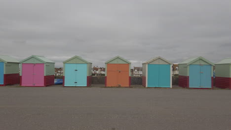 Wide-shot-of-colourful-beach-huts-in-Brighton,-England