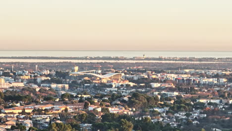 desde arriba: el encanto de la mosson contrasta con la inmensidad de montpellier.
