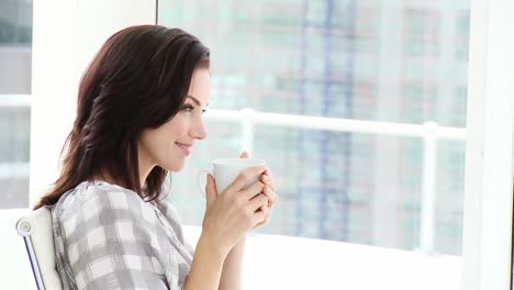 Pretty-businesswoman-drinking-coffee