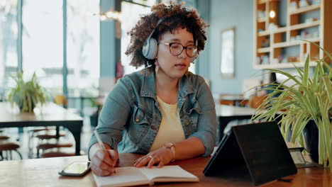 Tableta,-Investigación-Y-Escritura-Con-Una-Mujer-Negra