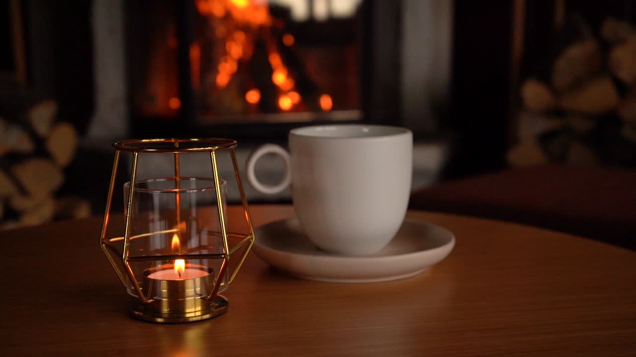 дровяной огонь, горящий в гостиной бара