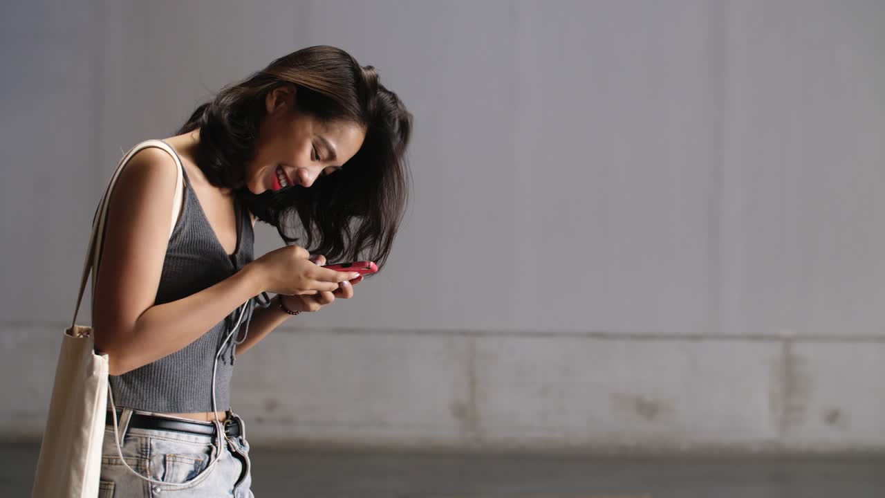 행복한 여성이 드폰을 사용합니다.