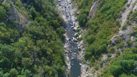 un río que pasa por la montaña