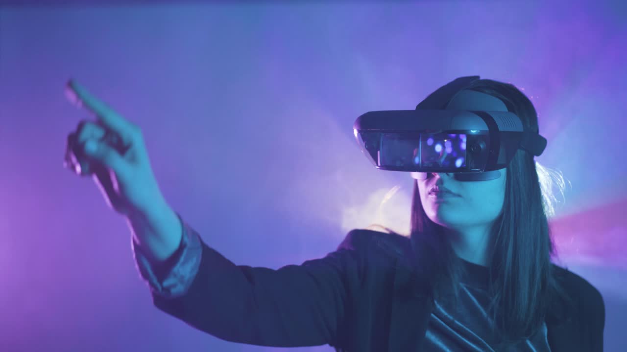 donna anonima con occhiali vr alla luce del neon