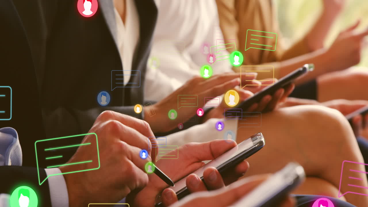 animación de nuevas obras de conexiones con iconos sobre personas biraciales que usan teléfonos inteligentes