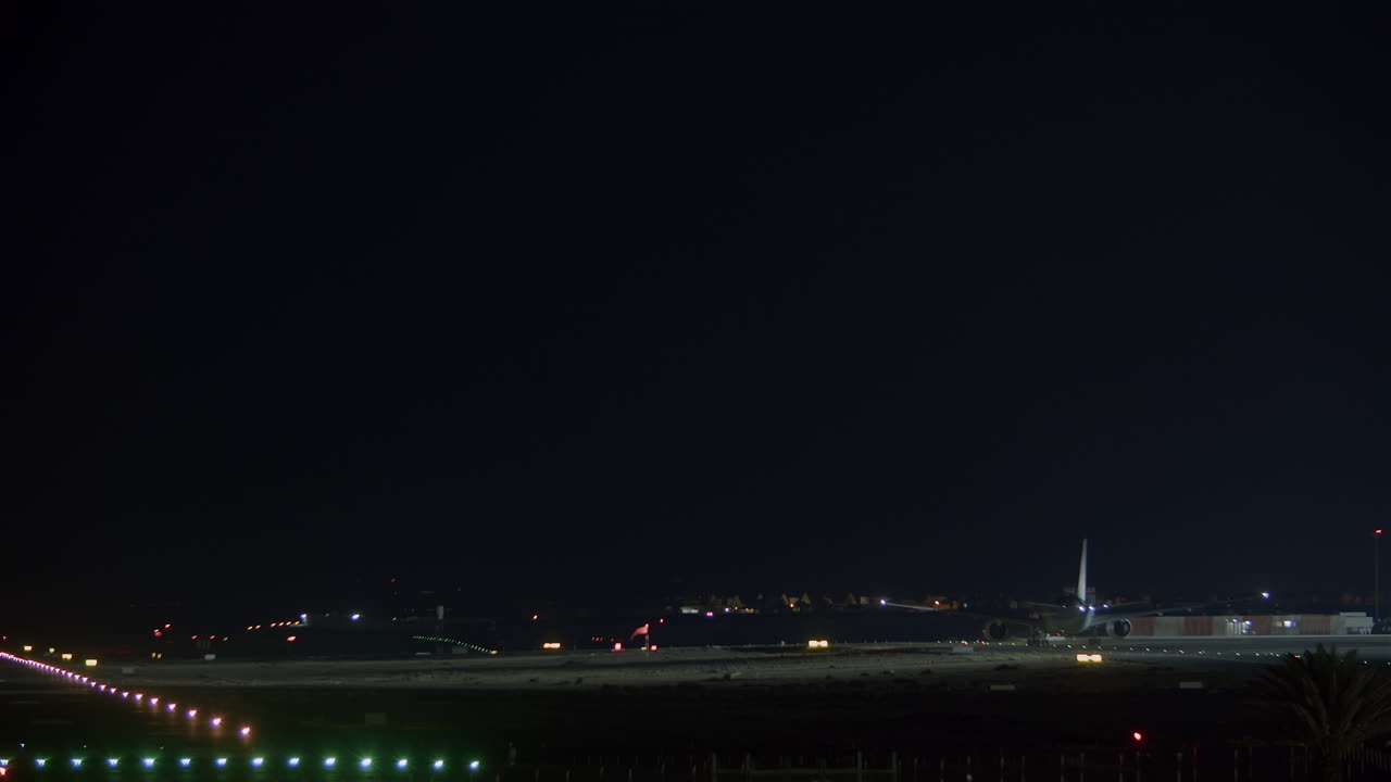 야간 공항에서 비행기