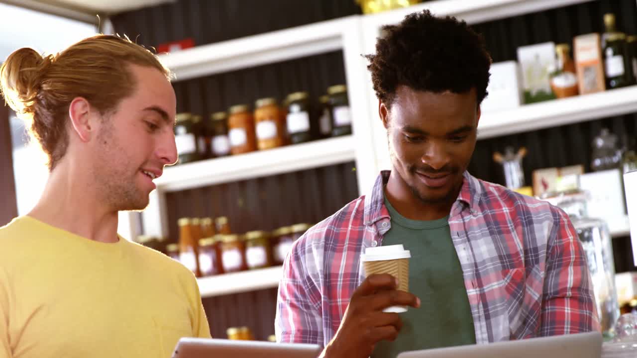 hombres que usan tabletas digitales