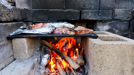 fiesta de barbacoa coreana a la parrilla afuera durante el campamento en un viejo set de barbacoa cocinar panceta de cerdo coreana en una parrilla de barbacoa afuera para acampar