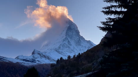 Increíble-Impresionante-Puesta-De-Sol-Ciudad-De-Zermatt-Glaciar-Picos-Glaciares-Alpes-Suizos-Famoso-De-Cerca-Toblerone-Cumbre-Del-Matterhorn-Estación-De-Esquí-Paisaje-Alpino-Paisaje-Aéreo-Drone-Otoño-Suiza-Pan-Izquierda