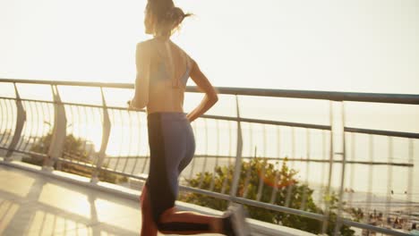 Una-Deportista-Con-Uniforme-Deportivo-De-Verano-Comienza-A-Correr-Desde-Un-Comienzo-Bajo-Por-La-Mañana.-Trotar-Al-Amanecer