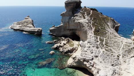 Die-Drohne-Zeigt-Die-Hohe-Felsige-Küste-In-Der-Nähe-Des-Strandes-Von-Saint-Antoine-Auf-Korsika,-Beginnend-Mit-Dem-Tief