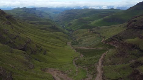 Toma-De-Dron-De-Drakensberg-En-Sudáfrica---Dron-Está-Volando-Sobre-El-Famoso-Paso-Sani