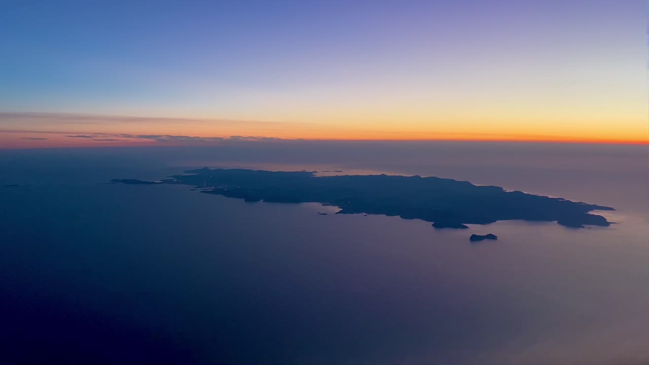 제트 조종석 4k 60fps에서 일몰 동안 스페인의 이비자 섬의 공중 전망