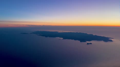 vista aérea de la isla de ibiza, en españa, durante la puesta de sol, punto de vista piloto, desde una cabina de jet 4k 60fps