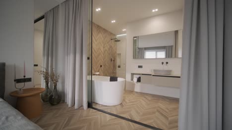 minimale stijl moderne hedendaagse witte heldere badkamer met natuurlijk licht.