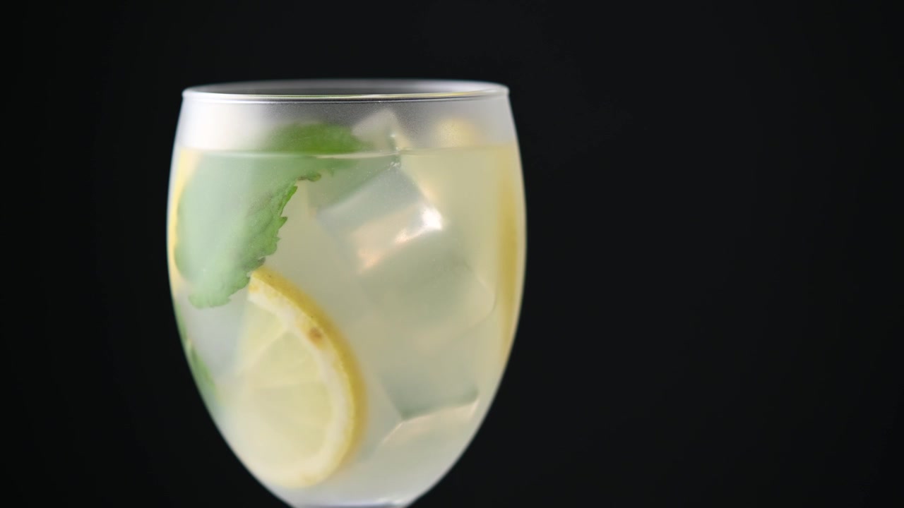Cocktail Hugo Spritz in bicchiere.