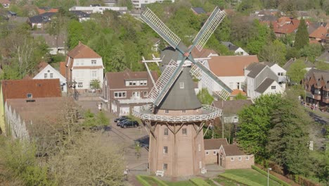 molino de viento histórico en el norte de alemania en papenburg durante un soleado día de primavera